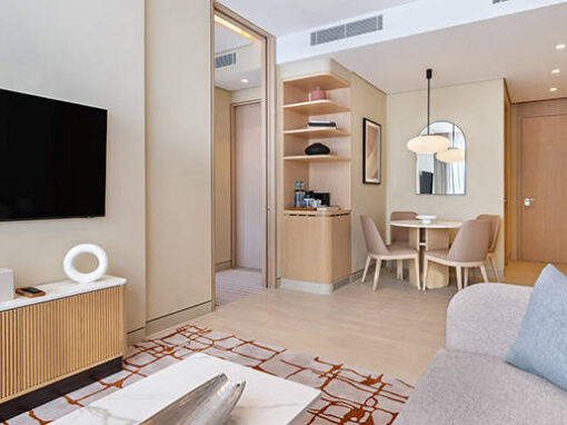vdm_deluxesuitebkview_livingroom3_enhanced
